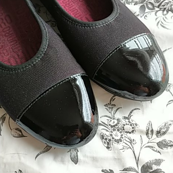 Munro henlee flats, size 9.5, black fabric+patent - Picture 2 of 4